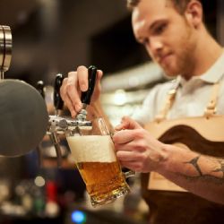 Prodeje Plzeňského Prazdroje loni klesly, zvýšil se ale zájem o čepované pivo