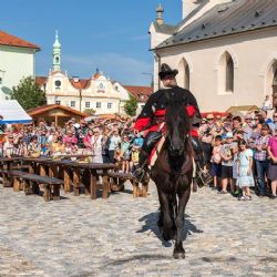 Program oslav v Kašperkách narušovala žena pod parou