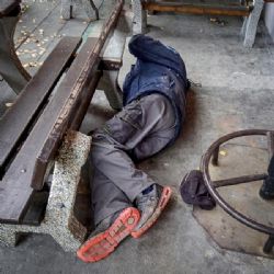 Promrzlý muž ležící u lavičky na Borech skončil v nemocnici