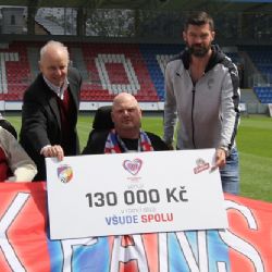 Prostřednictvím charitativní akce pomohli fandové Viktorie vozíčkářům částkou 130 000 Kč