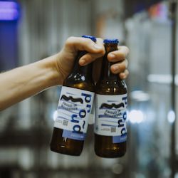 Proud představuje limitovanou edici nealko piva Proovan s knírkem