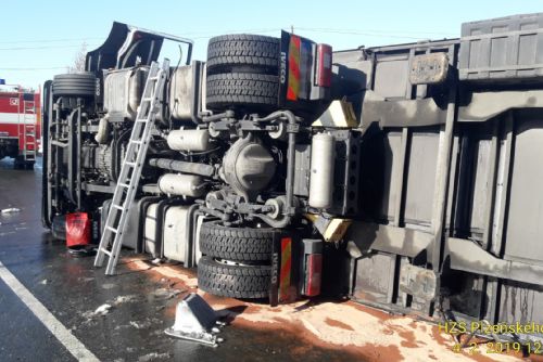 Foto: Provoz u Loučimi komplikoval převrácený kamion 
