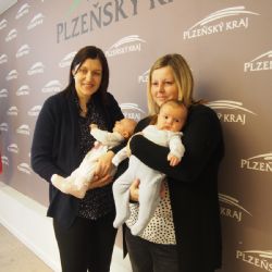 První občánky Plzeňského kraje Markétku a Jiříka přivítal hejtman