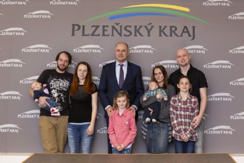 Foto: První občánky Plzeňského kraje přivítal hejtman