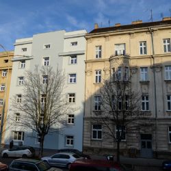 První ze čtyř domů v Plachého ulici byl městem kompletně zrekonstruován
