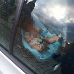 Půlroční dítě zůstalo v Plzni zamčené v autě i s klíči 