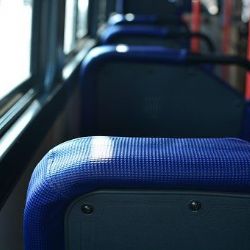 Radní v Plzni schválili MHD zdarma pro lidi od 65 let, jednotlivé jízdné do 26 let za půlku