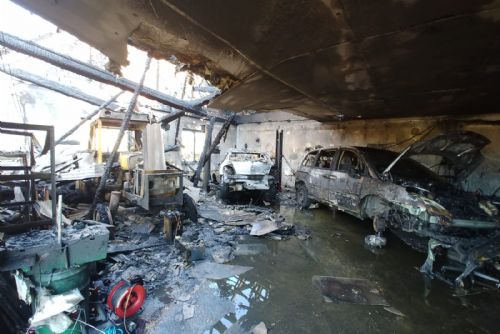 Foto: Ranní požár v Bohách zničil dílnu s auty, škoda přes milion