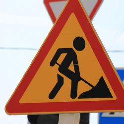 Vozovka ulice Na Roudné je opravena, od pátku po ní mohou jezdit auta i MHD