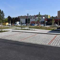 Rekonstrukce vnitrobloků ve Skvrňanech přinesla zeleň i parkovací místa