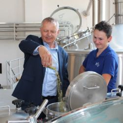 Rektor načepuje studentům pivo, to už se vaří