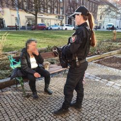 Relax na slunci překazili hledané ženě strážníci