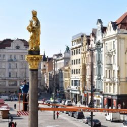 Restaurátoři provádějí průzkum mariánského sloupu na náměstí v Plzni