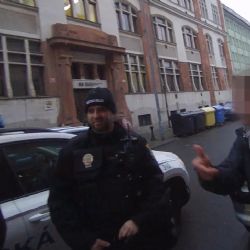 Řidič auta se pohádal s chodkyní, pak došlo k napadení