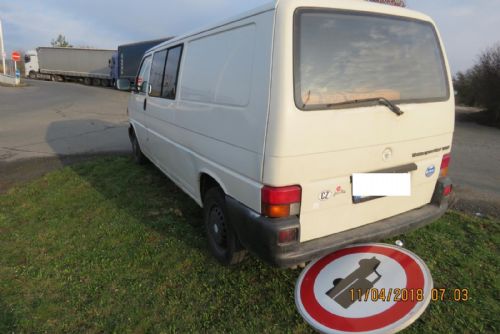 Řidič kamionu nacouval na benzince u Vránova do dodávky, ta srazila značku