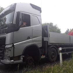 Řidič nákladního vozidla jel po dálnici bez předního kola
