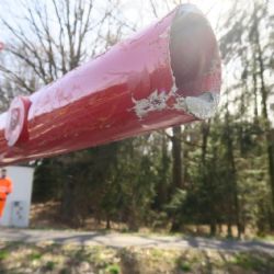 Řidič poškodil závory na železničním přejezdu na Hadrovci a ujel