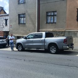 Řidič se řítil Plzní rychlostí 103 km/h