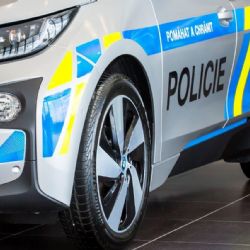 Řidič se zákazem vylezl v Postřekově před policisty na střechu