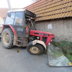 Řidič traktoru skončil v Lipnici v domě