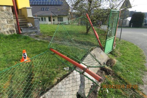 Foto: Řidič v Chodově místo rychlosti vzad zapnul vpřed a zbořil plot školy