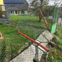 Řidič v Chodově místo rychlosti vzad zapnul vpřed a zbořil plot školy