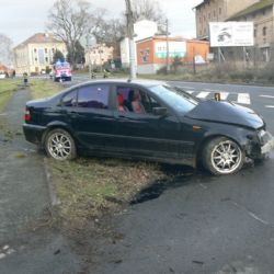 Řidič v Horšovském Týně zbořil na Silvestra sloup 