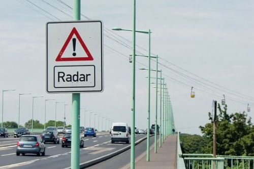 Foto: Řidiče v obcích kraje hlídá přes 80 informačních radarů