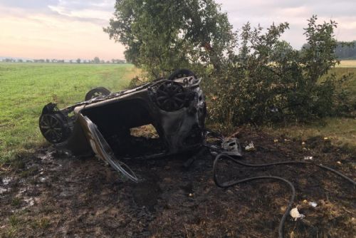 Foto: Řidička bourala mezi Nezvěsticemi a Šťáhlavy, auto začalo hořet