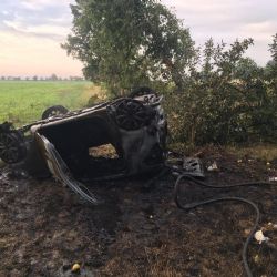 Řidička bourala mezi Nezvěsticemi a Šťáhlavy, auto začalo hořet