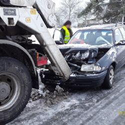 Řidička mezi Malesicemi a Chotíkovem nabourala do náklaďáku