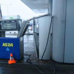Řidička na Folmavě po dotankování zapomněla v hrdle nádrže hadici