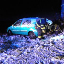 Řidička sjela u Kvášňovic do rybníka. Fotogalerie