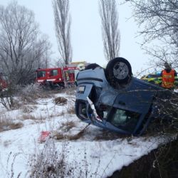 Řidička skončila u Dobřan v poli na střeše