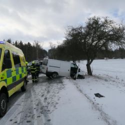Řidička tranzitu u Meclova narazila do stromu