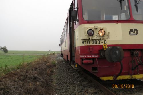 Foto: Řidička u Meclova bourala s vlakem a ujela. Neviděli jste ji?