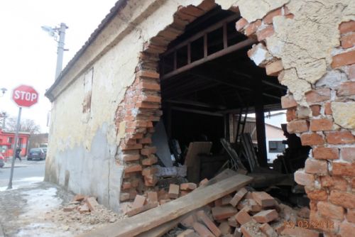 Foto: Řidička v Chlumčanech narazila do stodoly a částečně ji zbořila