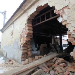 Řidička v Chlumčanech narazila do stodoly a částečně ji zbořila