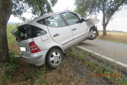Foto: Řidička u Hlohovčic narazila do stromu, utrpěla zranění