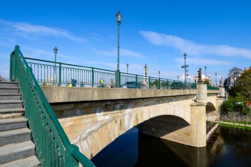 Foto: Úplná uzavírka pro pěší na Rooseveltově mostě v Plzni bude delší
