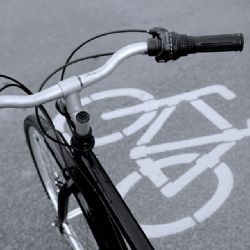Rychlíky nahrazují cyklisté a bruslaři. Cyklostezka do Chrástu otevře v úterý