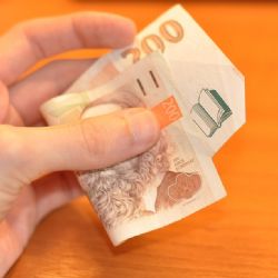 Seniora okradli v Domažlicích na parkovišti o čtyři tisíce