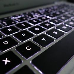Seniorka chtěla investovat do kryptoměny, přišla o téměř 40 tisíc 