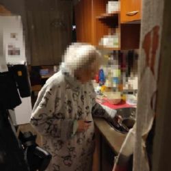 Seniorka si připálila jídlo, z bytu v Doubravce se jí valil kouř