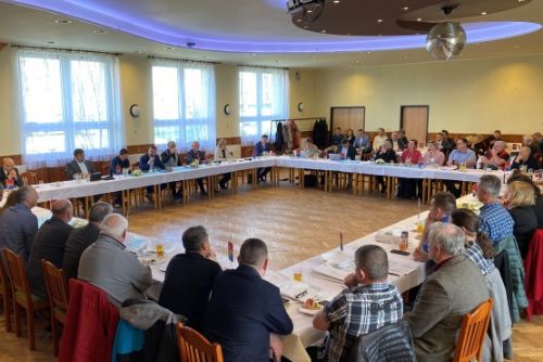 Foto: Setkání s představiteli obcí a měst zakončili krajští radní na Rokycansku  