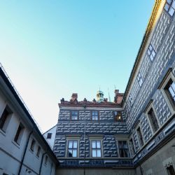 Sgrafita i okna radnice v Plzni jsou obnoveny, restaurátoři využili historické technologie  