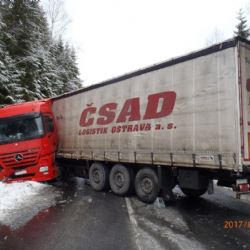 Silnici u šumavské Javorné zablokovala nehoda kamionu