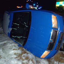 Silný vítr dělá problémy na silnicích, hasiči likvidují spadané stromy
