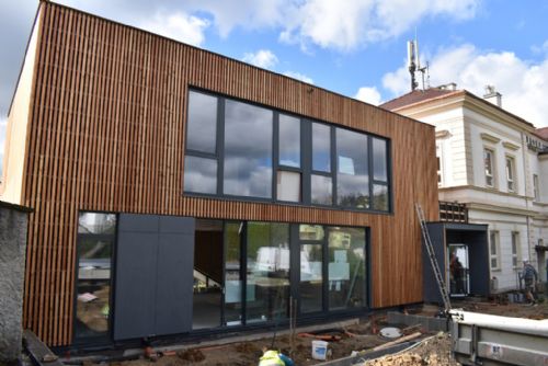 Foto: Škola v Újezdě bude mít moderní přístavbu, minimalistický dřevěný hranol