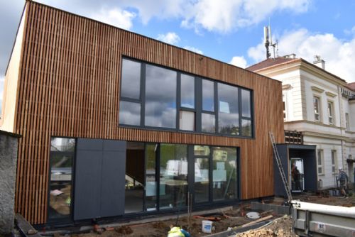 Škola v Újezdě bude mít moderní přístavbu, minimalistický dřevěný hranol